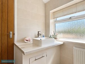 Shower room- click for photo gallery